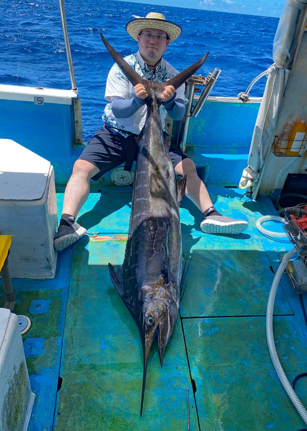 沖縄でカジキを釣り上げた長崎県から来た男性