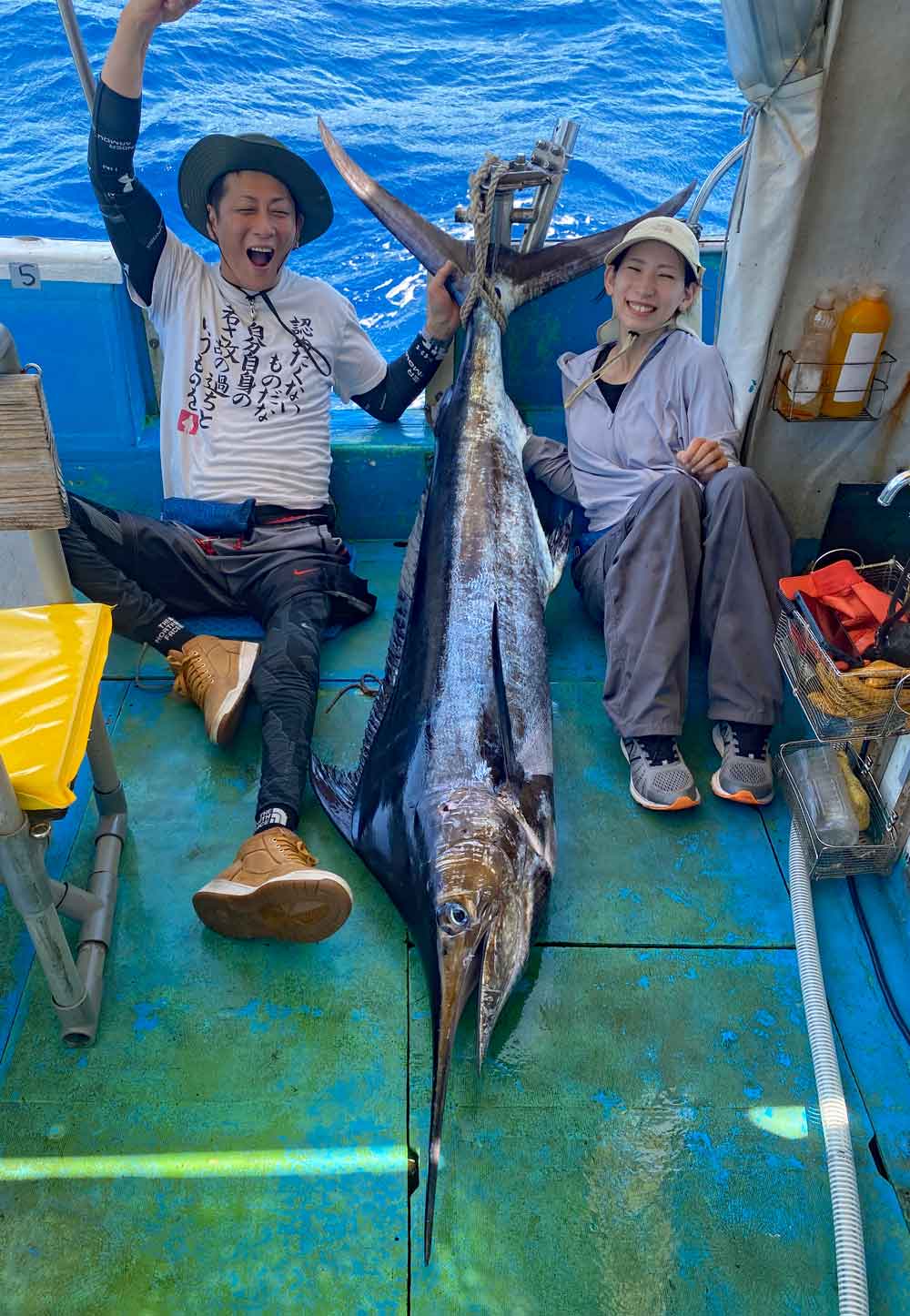 沖縄のトローリングでカジキを釣り喜ぶ車いすアングラーと妻