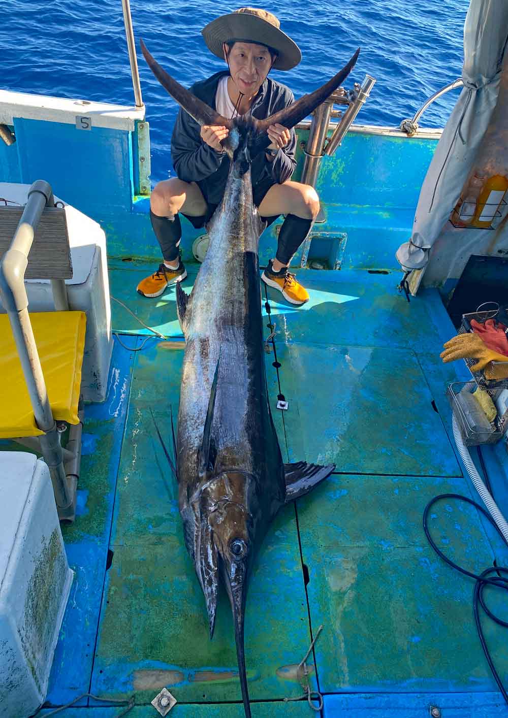 釣り上げたカジキとアングラー