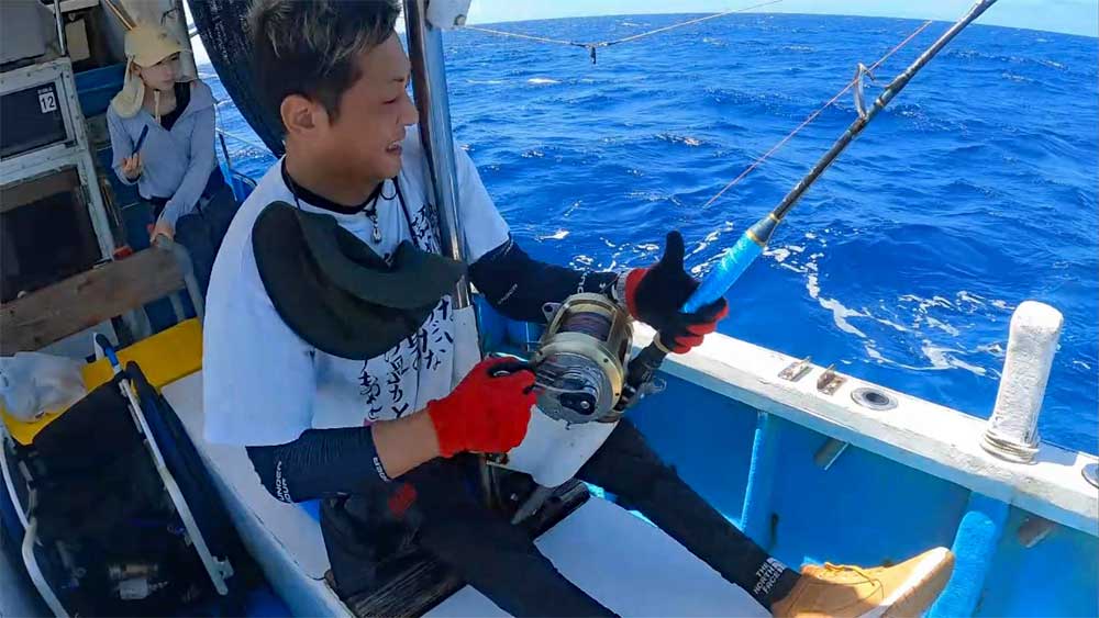 沖縄のトローリングでカジキ釣りをしている車いすアングラー