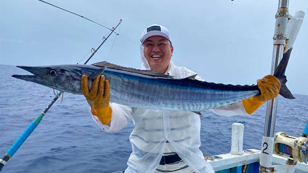 カマスサワラを釣り上げた笑顔の男性