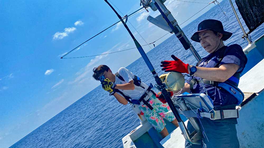 沖縄でカジキ釣りをしている男性