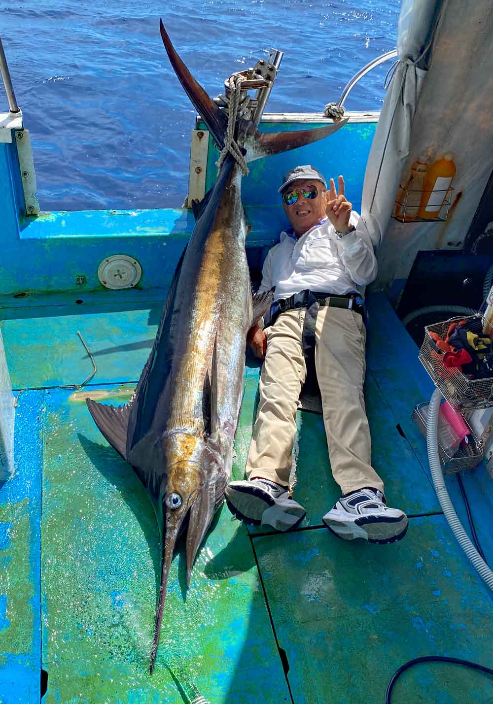 カジキを釣り上げた70代の男性