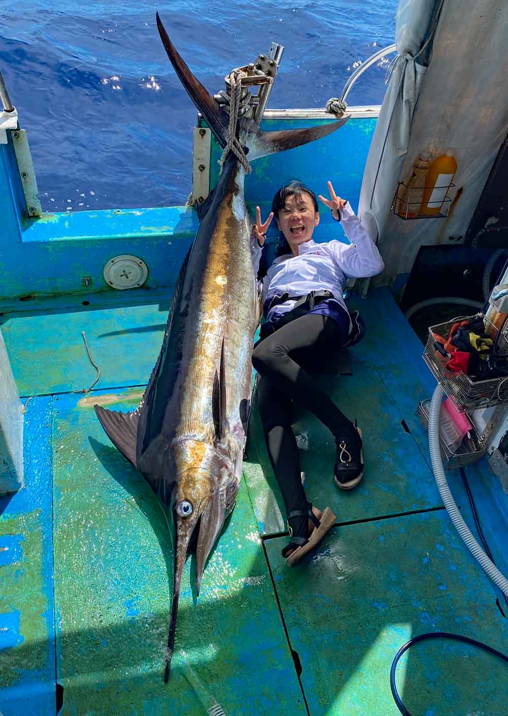 3世代でカジキを釣り上げ喜ぶ母