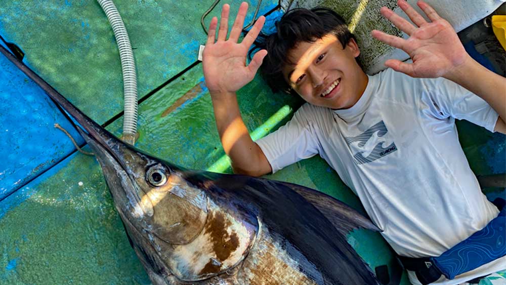 クレーンズ沖縄、鶴丸でカジキを釣り上げた愛知県の中学生