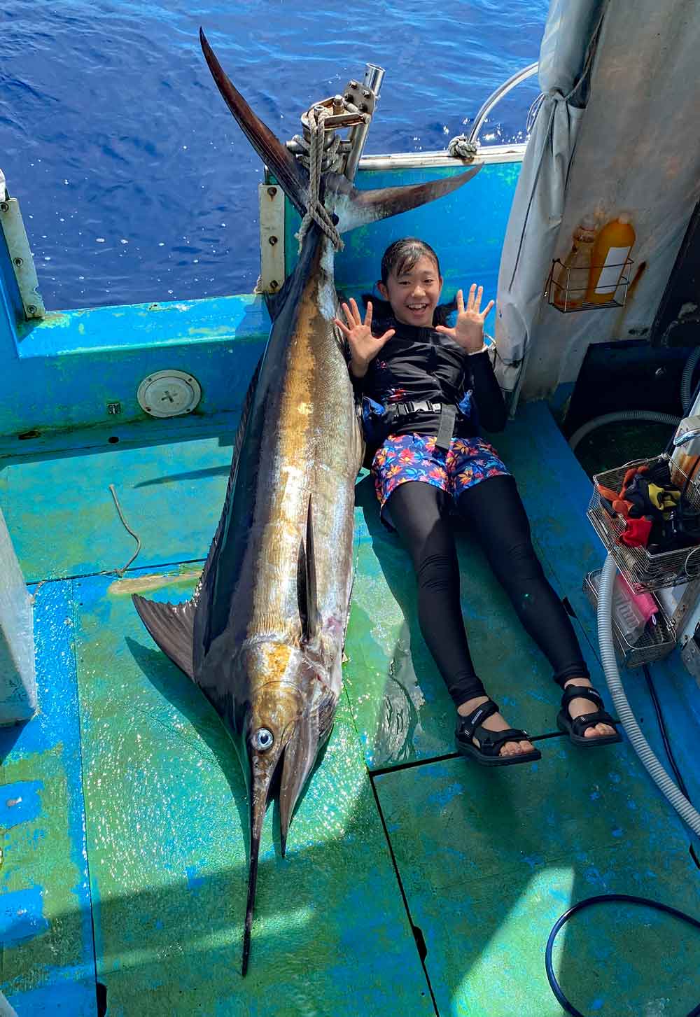 ブルーマーリンを釣り上げ喜ぶ愛媛県から沖縄にカジキを釣りに来た女子中学生