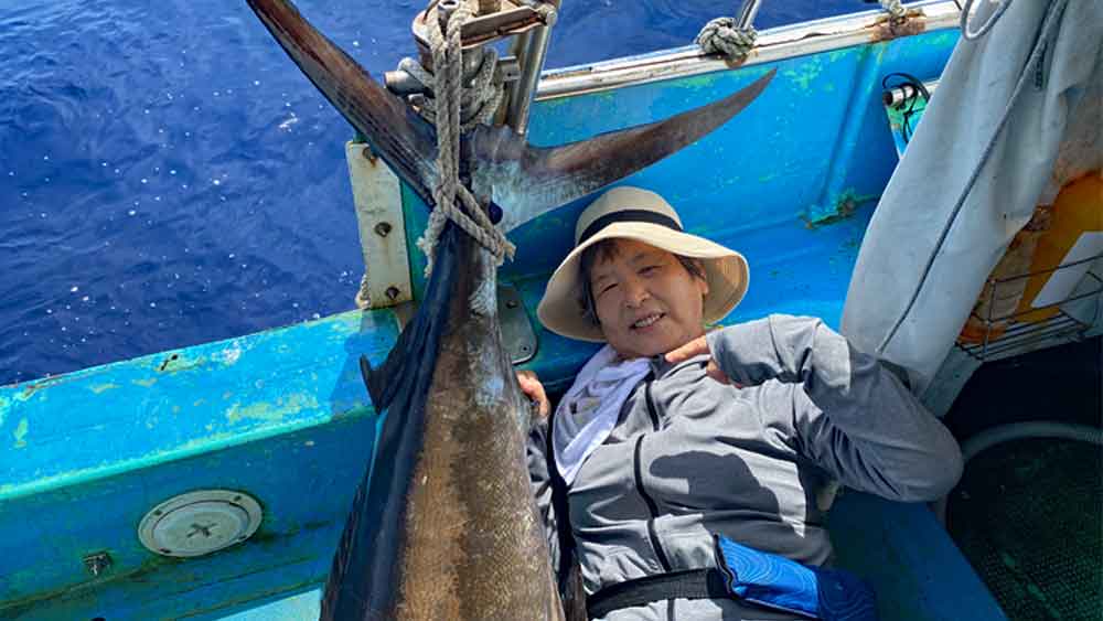 釣り上げたカジキと祖母