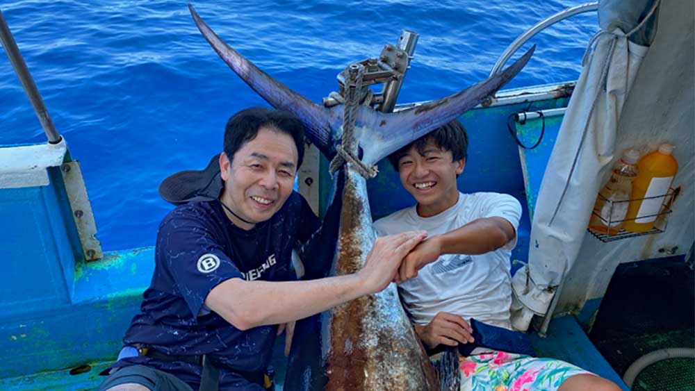 沖縄でカジキを釣り上げた愛知県の父と中学生の息子