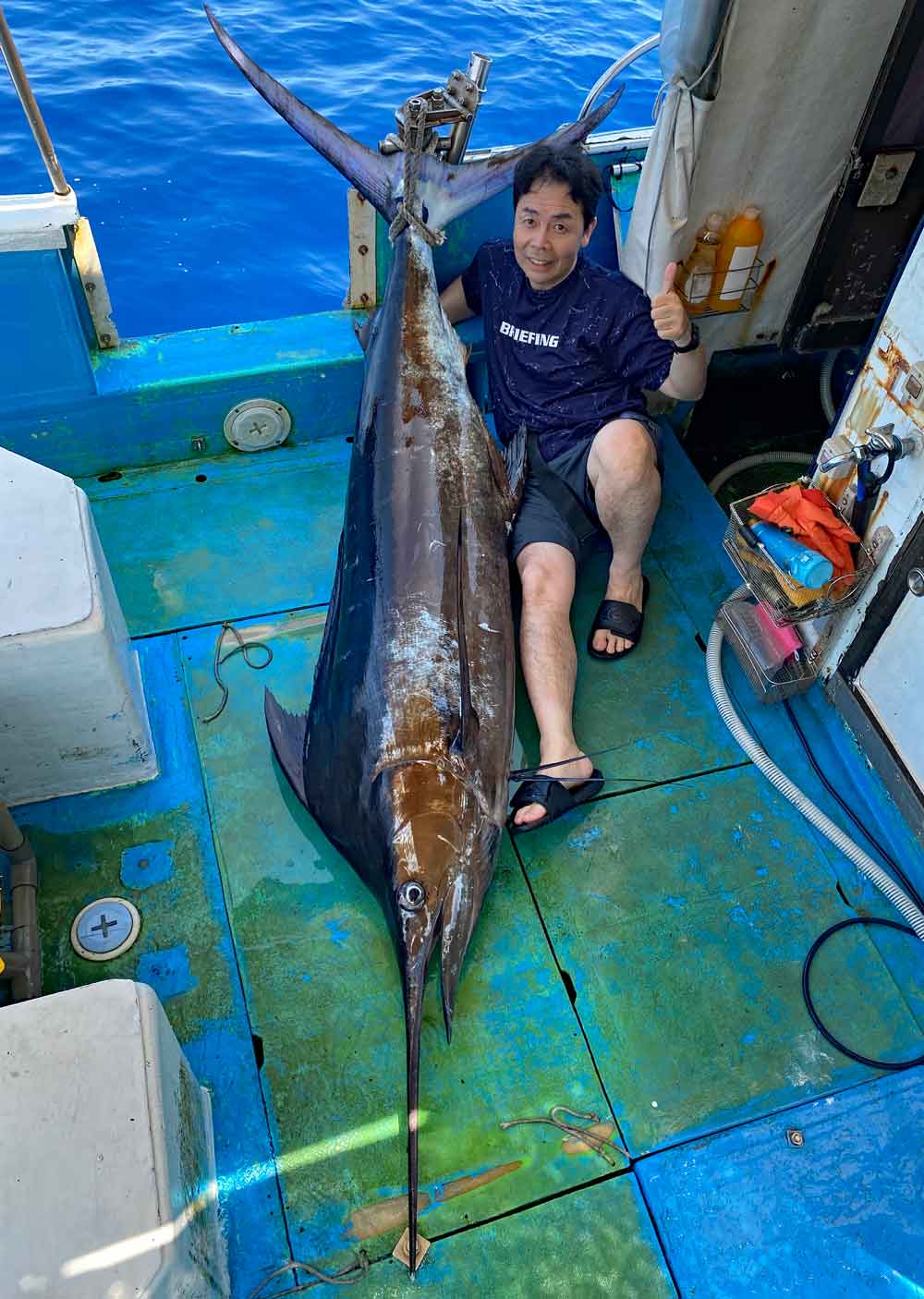 沖縄でカジキを釣り上げた愛知県の男性