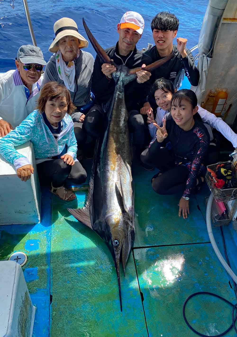 3世代親子でカジキを釣り上げた愛媛県から沖縄に来た家族い7人