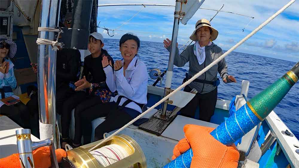 カジキを釣り上げ喜ぶ3世代の家族7人