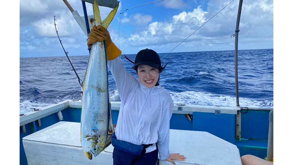 ライトトローリングでシイラを釣り上げた埼玉県の女性