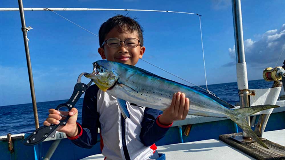 ライトトローリングでシイラを釣り上げた小学生