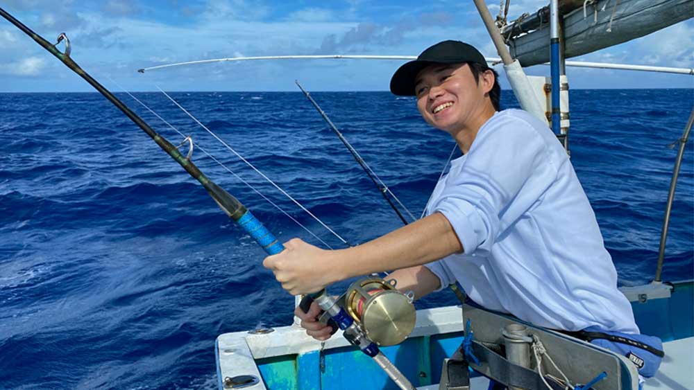 ライトトローリングでマグロを釣っている男性