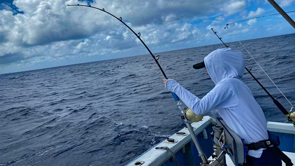 ライトトローリングでマグロ釣りをしている女性