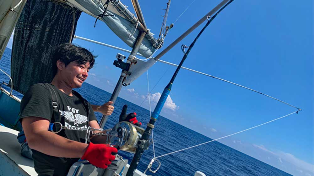 沖縄、鶴丸のトローリングでマカジキを釣っている男性