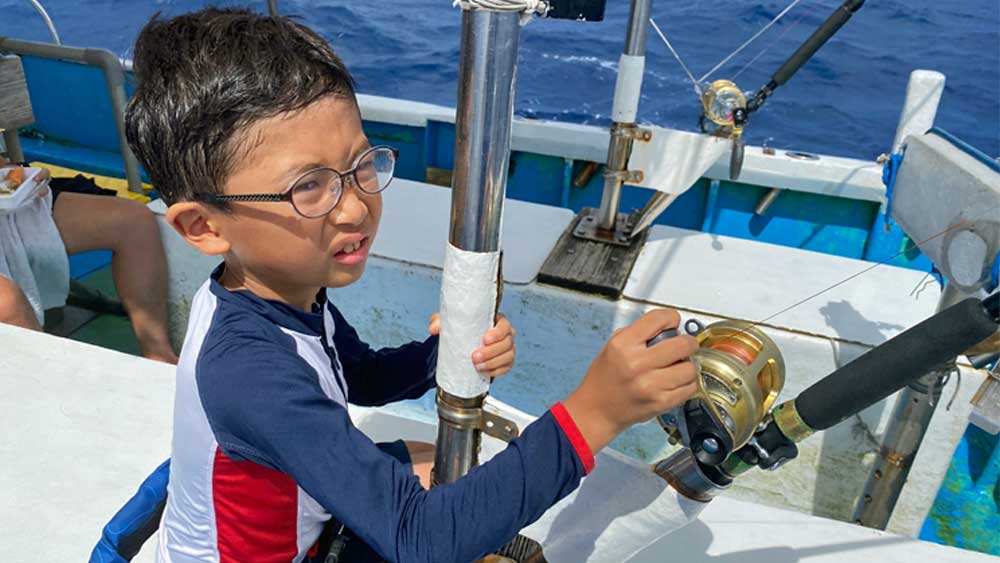 ライトトローリングでシイラを釣っている小学生