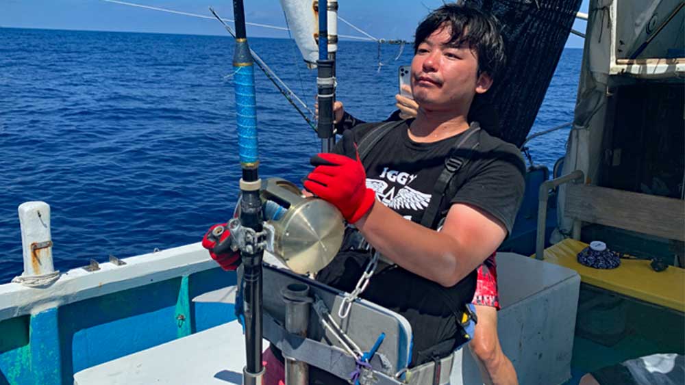 沖縄のトローリングでマカジキを釣っている男性