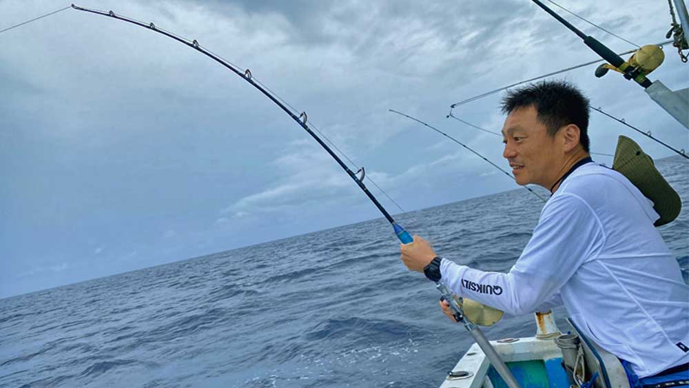 ライトトローリングでシイラを釣っている男性