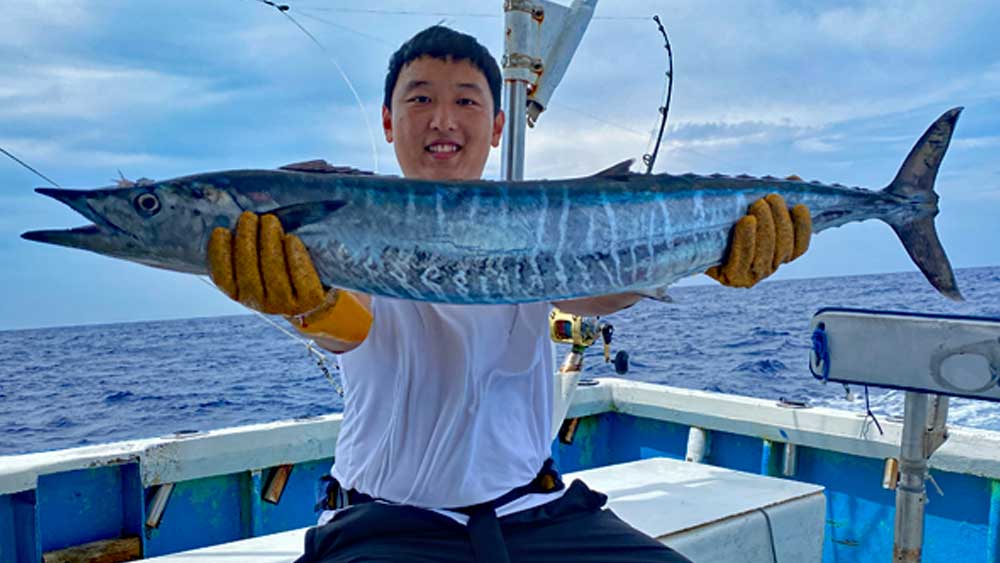 ライトトローリングでカマスサワラを釣り上げた韓国の男性