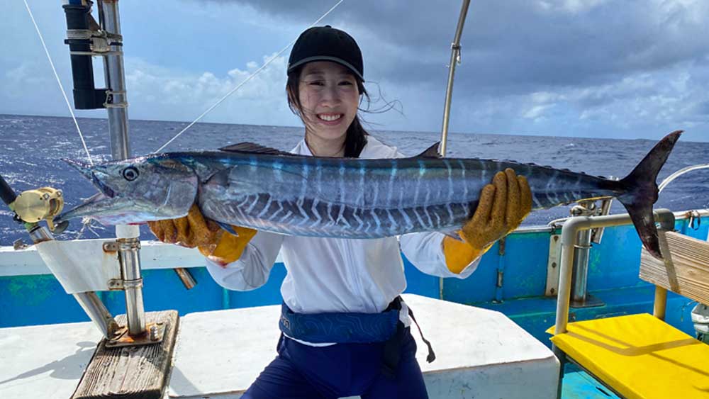 沖縄のライトトローリングでカマスサワラを釣り上げた女性