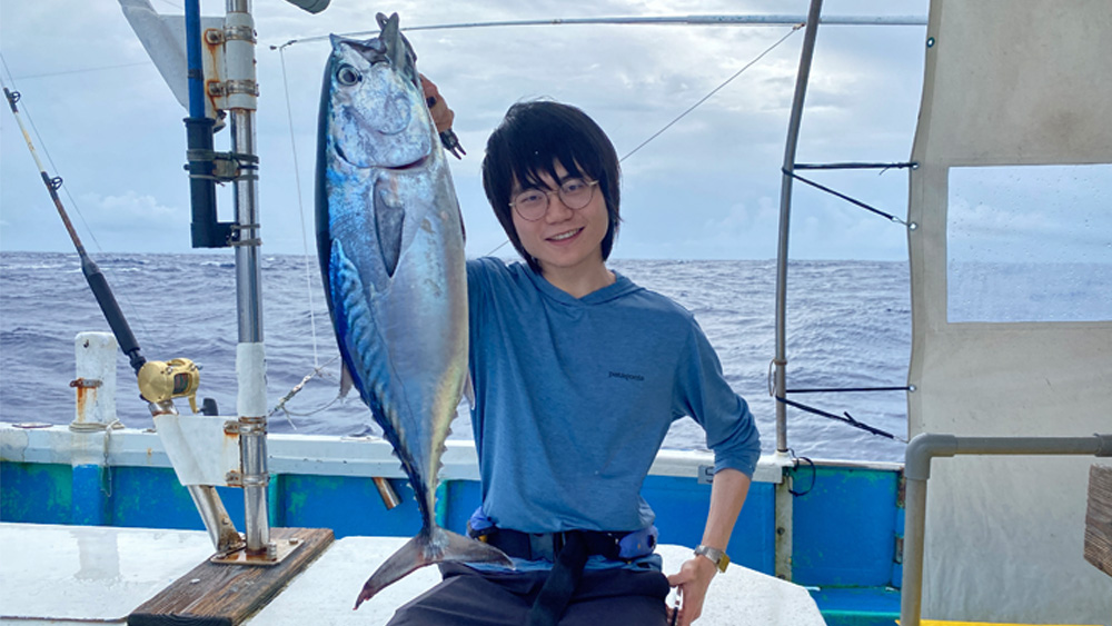 沖縄のトローリングでスマを釣り上げた中国の男性