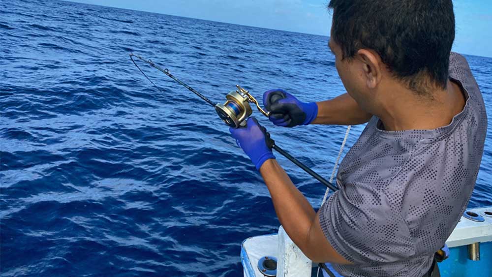 ジギングでカンパチを釣っている男性