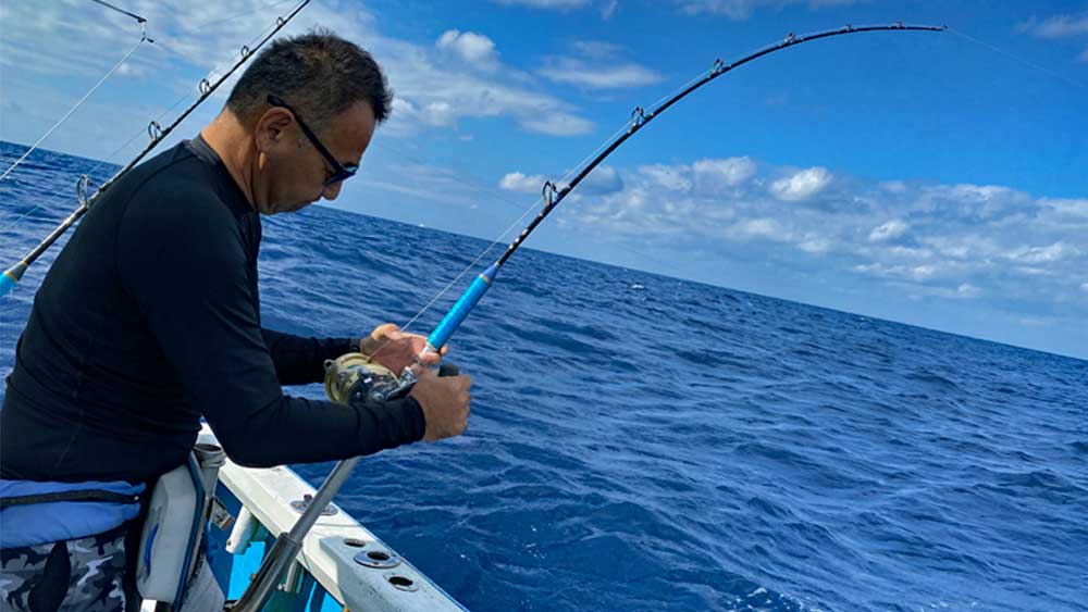 カマスサワラを釣っている男性