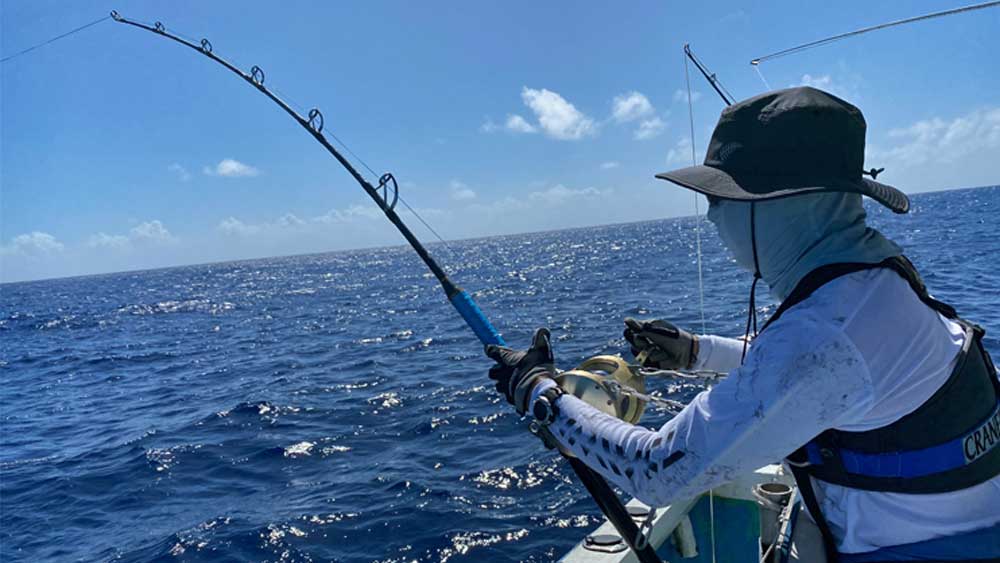 トローリングで大物カマスサワラを釣っている男性