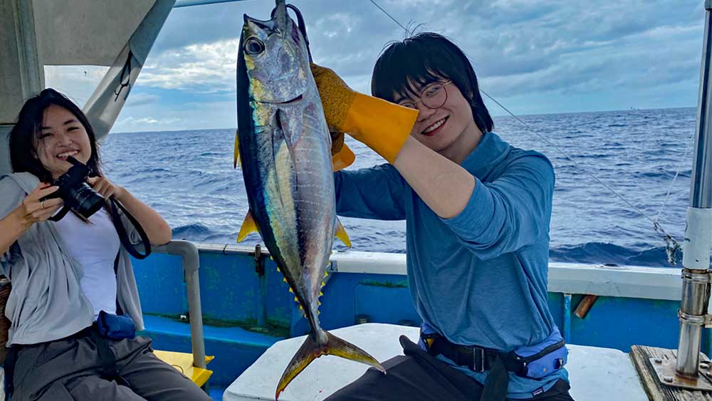 沖縄のトローリングで中国の男性が釣り上げたマグロ