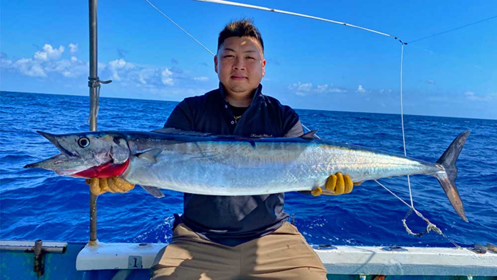 沖縄のトローリングで大物サワラを釣り上げた男性