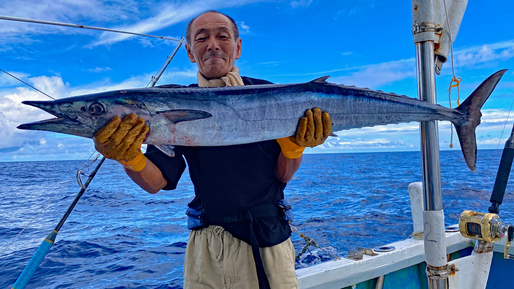 トローリングで釣り上げた推定10kgのカマスサワラ