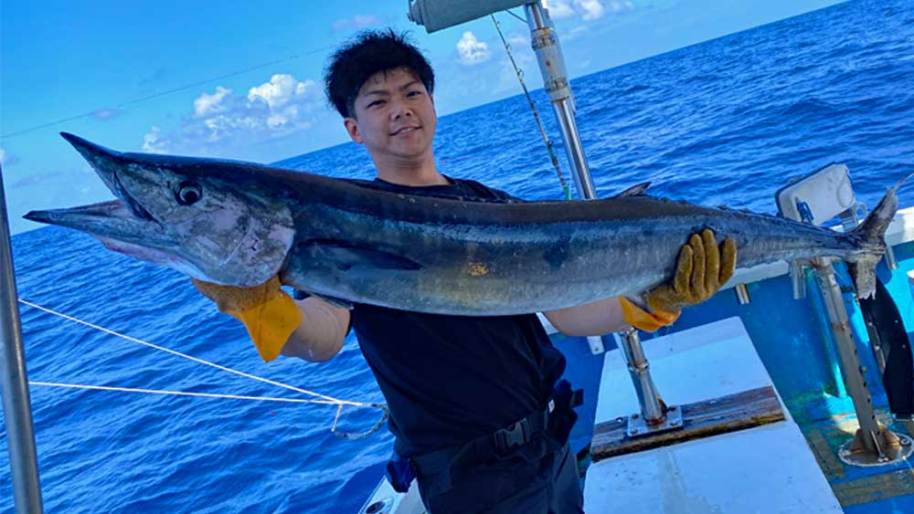 沖縄のトローリングで大物サワラを釣り上げた男性