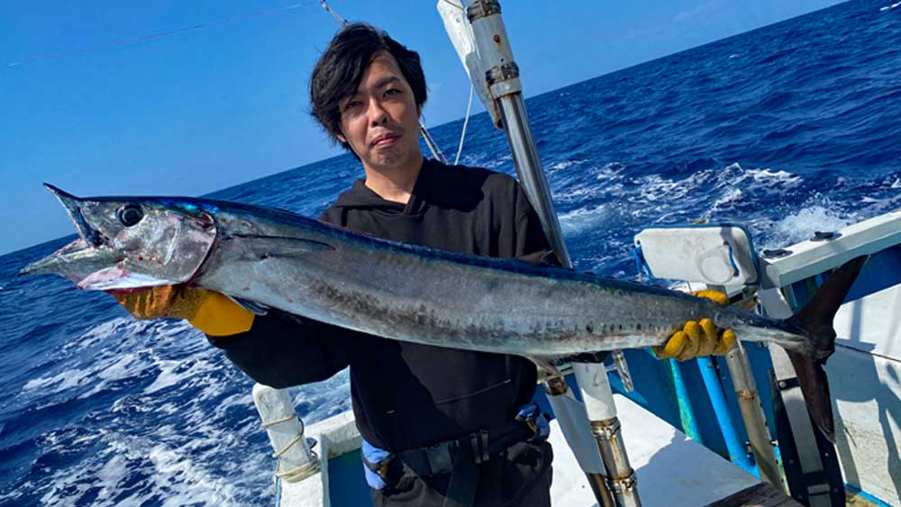 沖縄のトローリングでサワラを釣り上げた男性