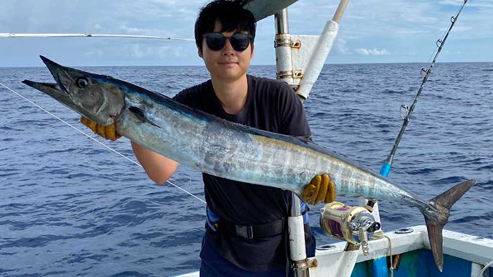 カマスサワラを釣り上げた韓国の男性