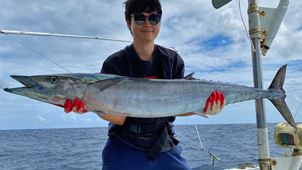 15kgのカマスサワラを釣り上げた韓国の男性