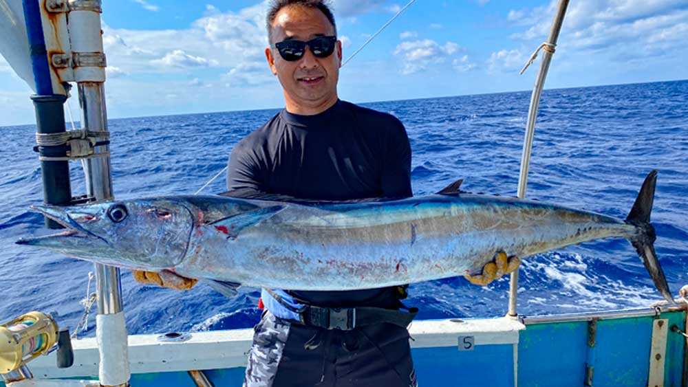 大物カマスサワラを釣り上げた男性