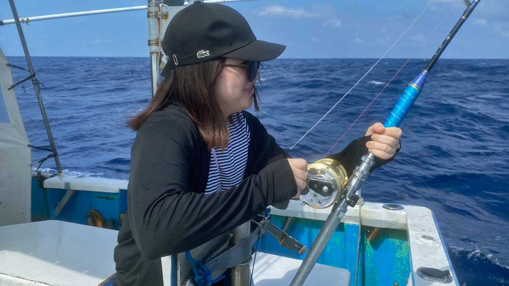 沖縄のトローリングでシイラを釣っている女性