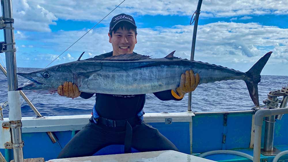 鶴丸のトローリングで大物カマスサワラを釣り上げた男性