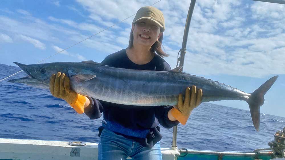 沖縄のトローリングでカマスサワラを釣り上げた女性