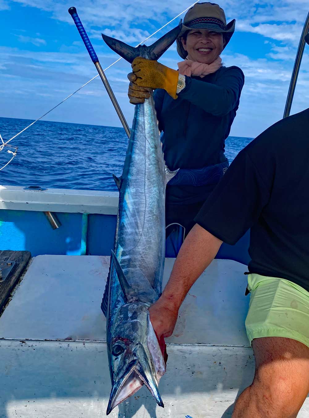 カマスサワラを釣り上げた女性