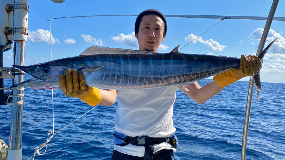 トローリングでカマスサワラを釣り上げた男性