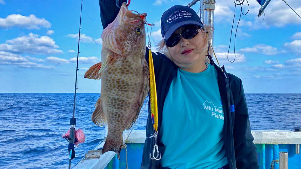 ジギングで女性が釣り上げたミーバイ