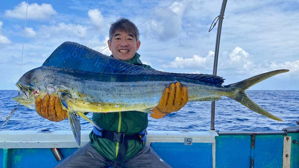 シイラを釣り上げた男性