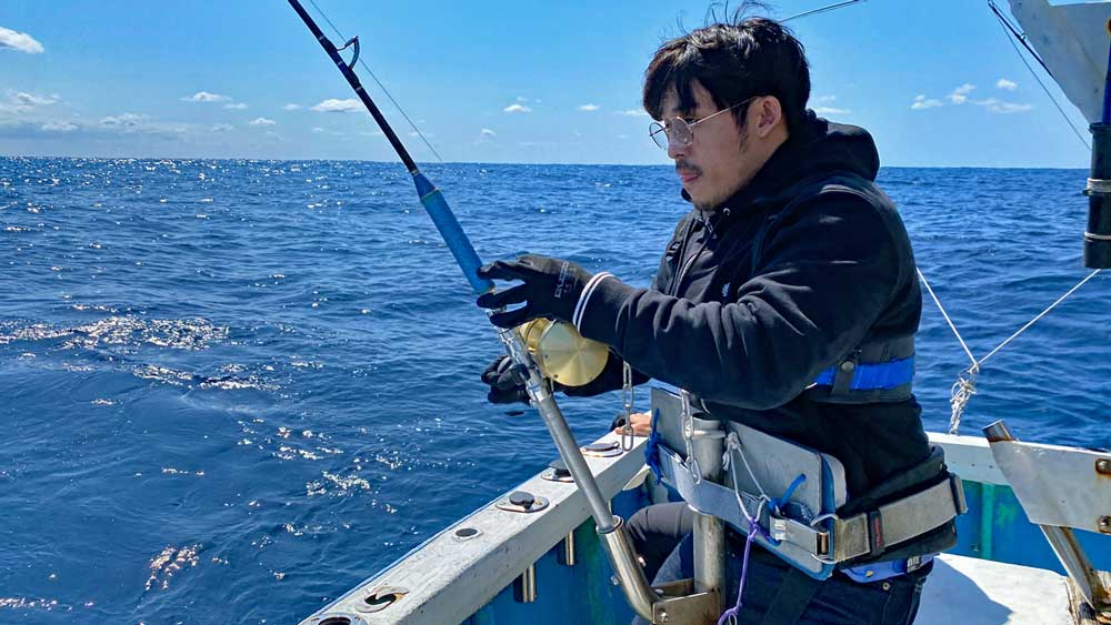 バショウカジキを釣っている男性