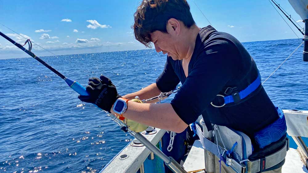 バショウカジキを釣っている男性