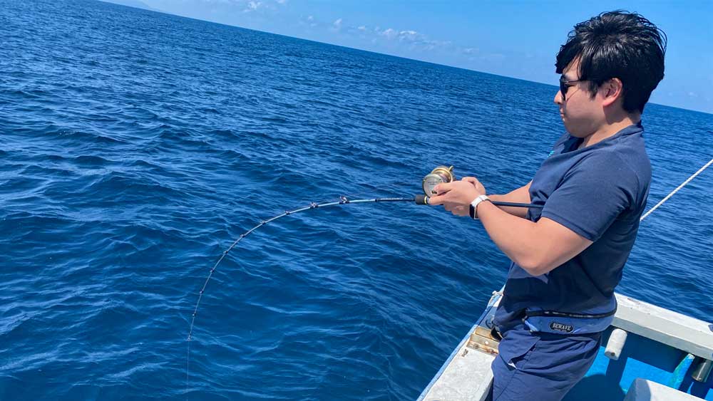 ジギングでカンパチ釣りをしている男性