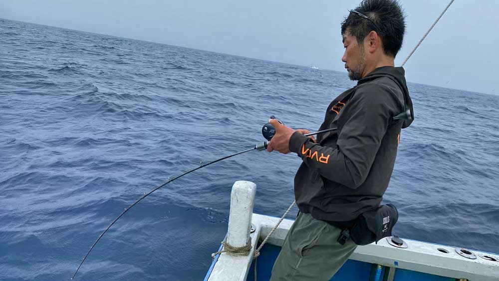 ジギングでカンパチ釣りをしている男性