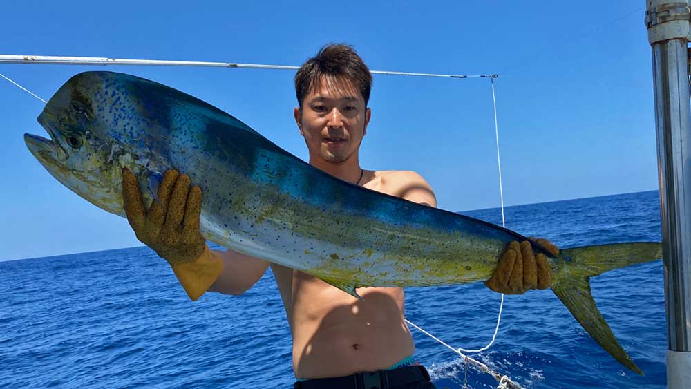 シイラを釣り上げた男性