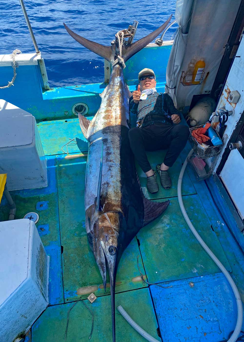 沖縄でカジキを釣り上げた京都の男性